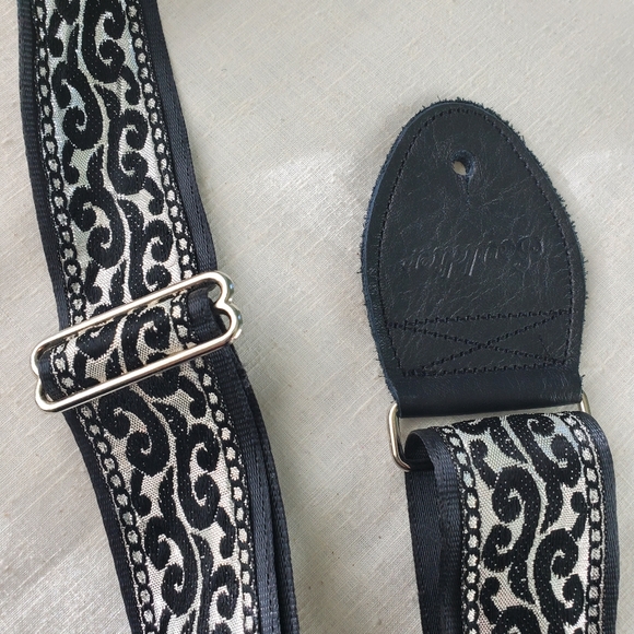 Souldier Rococo Black/Silver Guitar Strap w/Black Backing + Ends New Condition - Picture 6 of 8